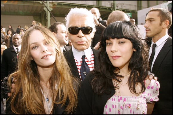 Vanessa Paradis et Alysson Paradis avec Karl Lagerfeld - Défilé de mode Chanel à Paris en 2007