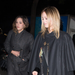 Semi-Exclusif - Lily-Rose Depp arrive à l'avant-première du film "Planetarium" avec sa mère Vanessa Paradis, sa tante Alysson Paradis et son compagnon Guillaume Gouix au Grand Rex à Paris, le 8 novembre 2016