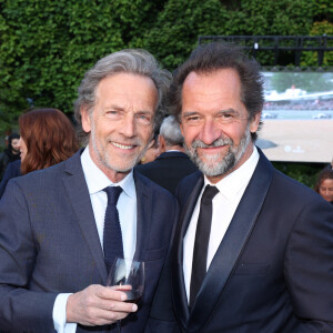 Stéphane Freiss et Stéphane de Groodt, enfin, ont profité de leur soirée. 
Stéphane Freiss et Stéphane de Groodt - Les célébrités fêtent le centenaire des 24 Heures du Mans au musée Rodin à Paris, le 16 mai 2023. © Rachid Bellak / Bestimage 