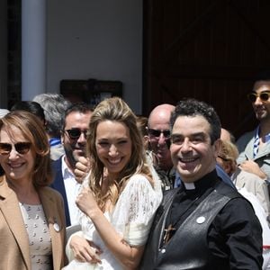 Nathalie Baye - Mariage de Laura Smet et Raphaël Lancrey-Javal à l'église Notre-Dame des Flots au Cap-Ferret le jour de l'anniversaire de son père Johnny Hallyday le 15 juin 2019.