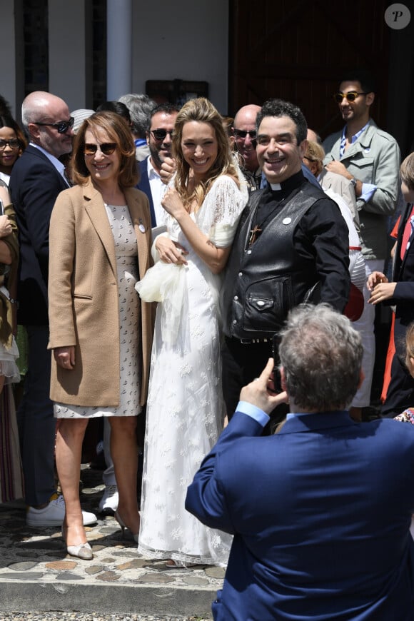 Nathalie Baye - Mariage de Laura Smet et Raphaël Lancrey-Javal à l'église Notre-Dame des Flots au Cap-Ferret le jour de l'anniversaire de son père Johnny Hallyday le 15 juin 2019.