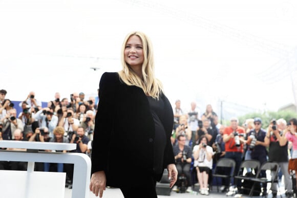 Virginie Efira (enceinte) au photocall de "L'amour et les forêts (just the two of us)" lors du 76ème Festival International du Film de Cannes, le 24 mai 2023. © Moreau/Jacovides/Bestimage