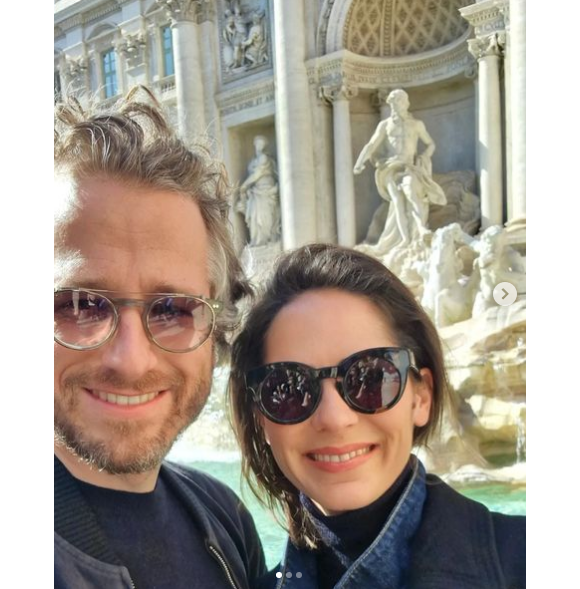 Le couple y apparaît complice et tout sourire devant la très célèbre fontaine de Trevi à Rome. 
Diane Chatelet (Affaire conclue) et son mari Aurélien sur Instagram