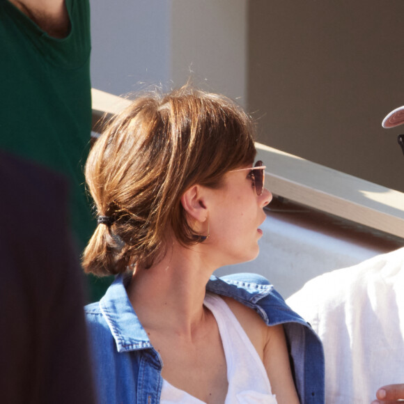 Alice Dufour et son mari François Vincentelli complètent ce plateau de stars
 
Alice Dufour et son mari François Vincentelli en tribunes lors des Internationaux de France de tennis de Roland Garros 2023 à Paris, France, le 31 mai 2023. © Jacovides-Moreau/Bestimage