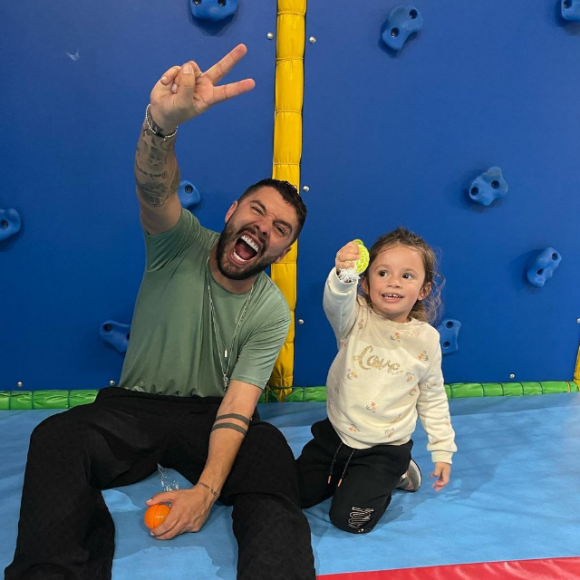 Un peu plus tard, Kevin Guedj a admis que c'était "très compliqué" pour lui de ne pas voir sa fille autant qu'il le voudrait.
Kevin Guedj sur Instagram