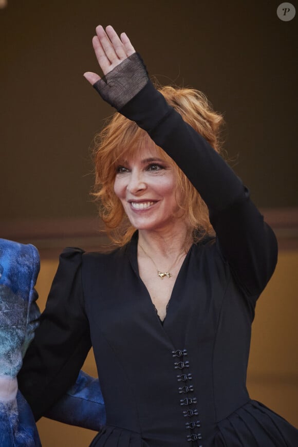 Mylène Farmer - Montée des marches du film " OSS 117 : Alerte rouge en Afrique Noire " lors du 74ème Festival International du Film de Cannes. Le 17 juillet 2021 © Borde-Jacovides-Moreau / Bestimage