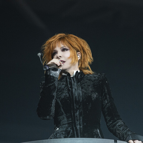 Après quatre années après l'imposant spectacle du "Live 2019" en résidence à Paris La Défense Arena.
Entre tenues glamour et tubes intemporels, elle a rappelé de nombreux souvenirs aux fans.