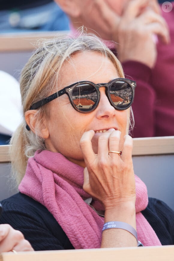 Anne-Sophie Lapix en tribunes lors des Internationaux de France de tennis de Roland Garros 2023 à Paris, France, le 2 juin 2023. © Moreau-Jacovides/Bestimage 