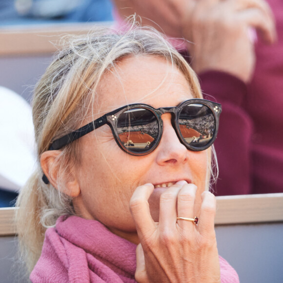 Anne-Sophie Lapix en tribunes lors des Internationaux de France de tennis de Roland Garros 2023 à Paris, France, le 2 juin 2023. © Moreau-Jacovides/Bestimage 