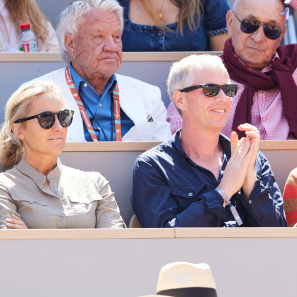 Les 3 animateurs de TF1, France 2 et M6, Julien Arnaud, Anne-Sophie Lapix et Nathalie Renoux en tribunes lors des Internationaux de France de tennis de Roland Garros 2023 à Paris, France, le 2 juin 2023. © Moreau-Jacovides/Bestimage 