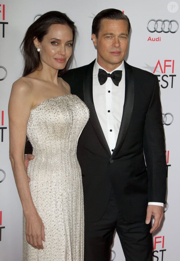 Selon les informations de CNN, Brad Pitt a porté plainte contre Angelina Jolie au sujet de la vente de ses parts du domaine de Miraval, en Provence.
Brad Pitt et sa femme Angelina Jolie lors du gala d'ouverture de l'AFI Fest à Hollywood, le 5 novembre 2015.
© FameFlynet / Bestimage