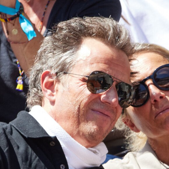 Le couple s'affiche soudé, et serein malgré les angoisses que provoquent le cancer
Anne-Sophie Lapix et son mari Arthur Sadoun en tribunes lors des Internationaux de France de tennis de Roland Garros 2023 à Paris, France, le 4 juin 2023. © Cyril Moreau/Bestimage