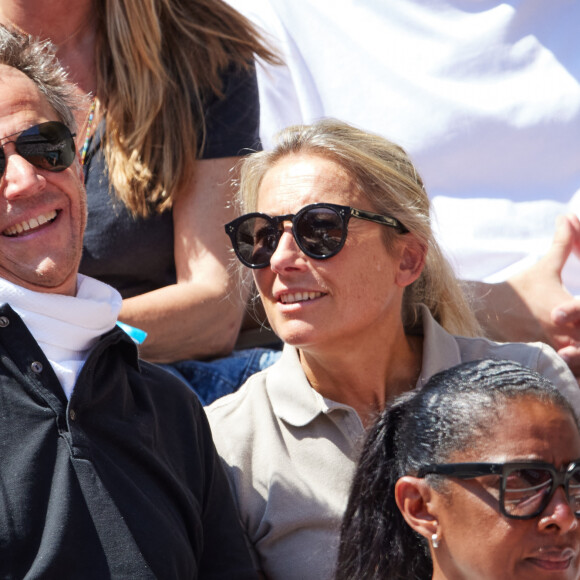 Anne-Sophie Lapix et son mari Arthur Sadoun en tribunes lors des Internationaux de France de tennis de Roland Garros 2023 à Paris, France, le 4 juin 2023. © Cyril Moreau/Bestimage