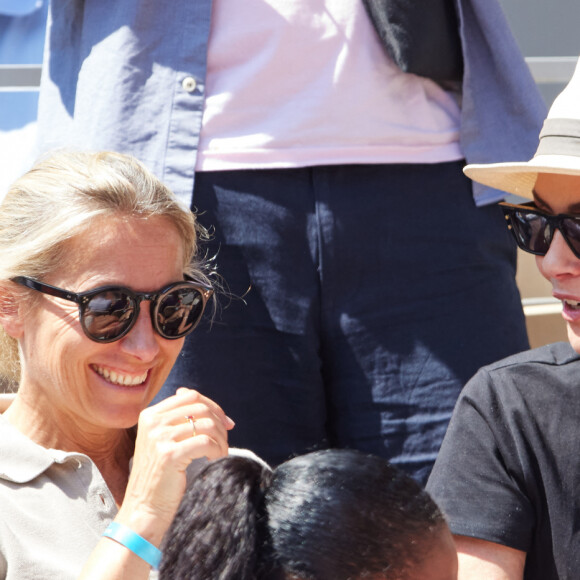 Anne-Sophie Lapix et son mari Arthur Sadoun en tribunes lors des Internationaux de France de tennis de Roland Garros 2023 à Paris, France, le 4 juin 2023. © Cyril Moreau/Bestimage