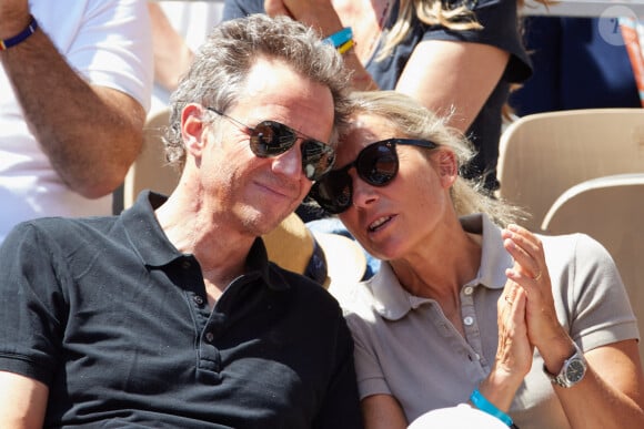 Anne-Sophie Lapix et son mari Arthur Sadoun en tribunes lors des Internationaux de France de tennis de Roland Garros 2023 à Paris, France, le 4 juin 2023. © Cyril Moreau/Bestimage