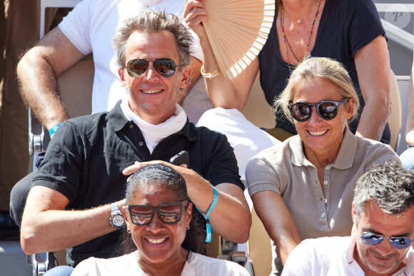 La journaliste et animatrice était plus complice que jamais de son époux qui se remet d'une tumeur cancéreuse des amygdales.
Anne-Sophie Lapix et son mari Arthur Sadoun en tribunes lors des Internationaux de France de tennis de Roland Garros 2023 à Paris, France, le 4 juin 2023. © Cyril Moreau/Bestimage