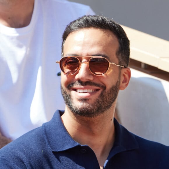 Tarek Boudali en tribunes lors des Internationaux de France de tennis de Roland Garros 2023 à Paris, France, le 4 juin 2023. © Cyril Moreau/Bestimage  Celebs in the stands during the French Open tennis tournament at Roland Garros 2023 in Paris, France, on June 4th, 2023. 