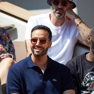 Tarek Boudali et Julien Arruti en tribunes lors des Internationaux de France de tennis de Roland Garros 2023 à Paris, France, le 4 juin 2023. © Cyril Moreau/Bestimage  Celebs in the stands during the French Open tennis tournament at Roland Garros 2023 in Paris, France, on June 4th, 2023. 