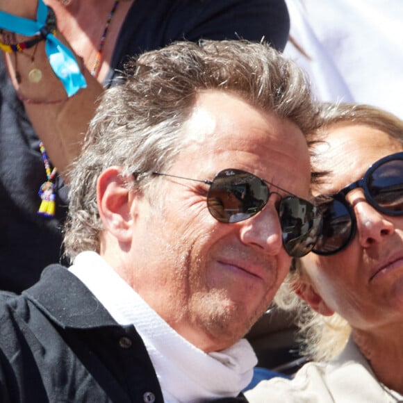 Tous avaient l'air très complices sous le soleil parisien.
Anne-Sophie Lapix et son mari Arthur Sadoun en tribunes lors des Internationaux de France de tennis de Roland Garros 2023 à Paris, France, le 4 juin 2023. © Cyril Moreau/Bestimage