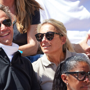 De même que Anne-Sophie Lapix et Arthur Sadoun.
Anne-Sophie Lapix et son mari Arthur Sadoun en tribunes lors des Internationaux de France de tennis de Roland Garros 2023 à Paris, France, le 4 juin 2023. © Cyril Moreau/Bestimage