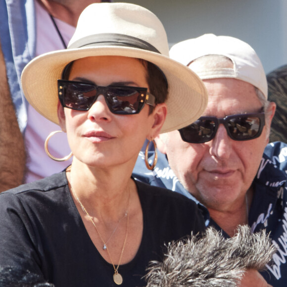 Cristina Cordula et son mari Frédéric Cassin en tribunes lors des Internationaux de France de tennis de Roland Garros 2023 à Paris, France, le 4 juin 2023. © Cyril Moreau/Bestimage