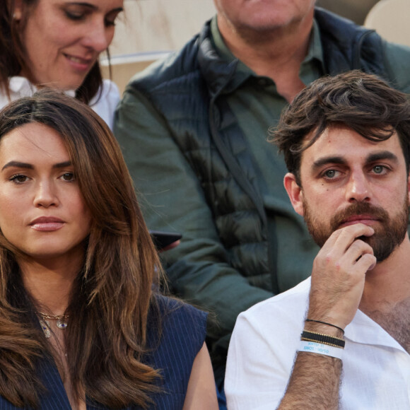 Le lundi 5 juin, la semaine a débuté avec la suite des huitièmes de finale du tournois.
Diane Leyre (Miss France 2022) et un ami - Tribunes des internationaux de France de tennis Roland Garros à Paris le 5 juin 2023. © Cyril Moreau / Bestimage