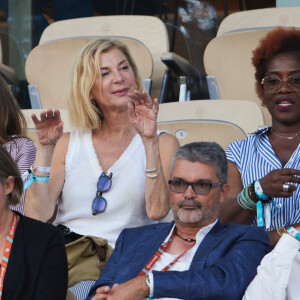 Cette nouvelle édition de Roland Garros déchaîne les foules jusqu'au 11 juin 2023.
Oriane Deschamps, sa mère Michèle Laroque et Claudia Tagbo - Tribunes des internationaux de France de tennis Roland Garros à Paris le 5 juin 2023. © Cyril Moreau / Bestimage