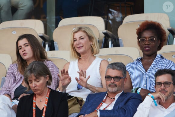 Oriane Deschamps, sa mère Michèle Laroque et Claudia Tagbo - Tribunes des internationaux de France de tennis Roland Garros à Paris le 5 juin 2023. © Cyril Moreau / Bestimage