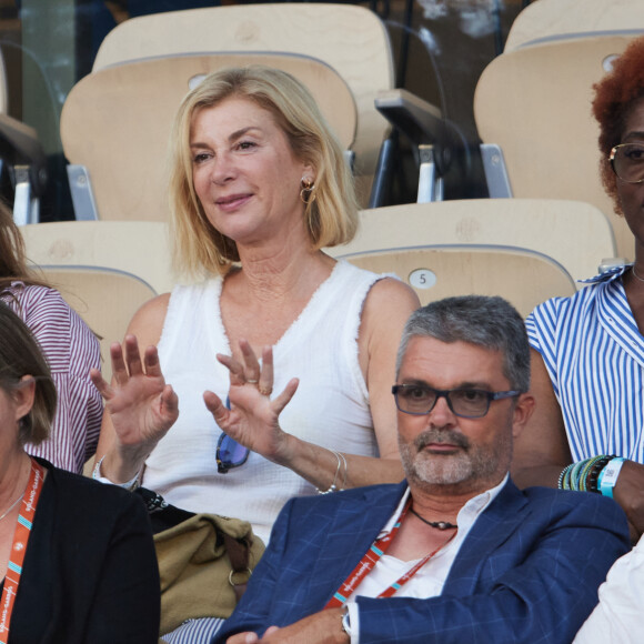 Oriane Deschamps, sa mère Michèle Laroque et Claudia Tagbo - Tribunes des internationaux de France de tennis Roland Garros à Paris le 5 juin 2023. © Cyril Moreau / Bestimage