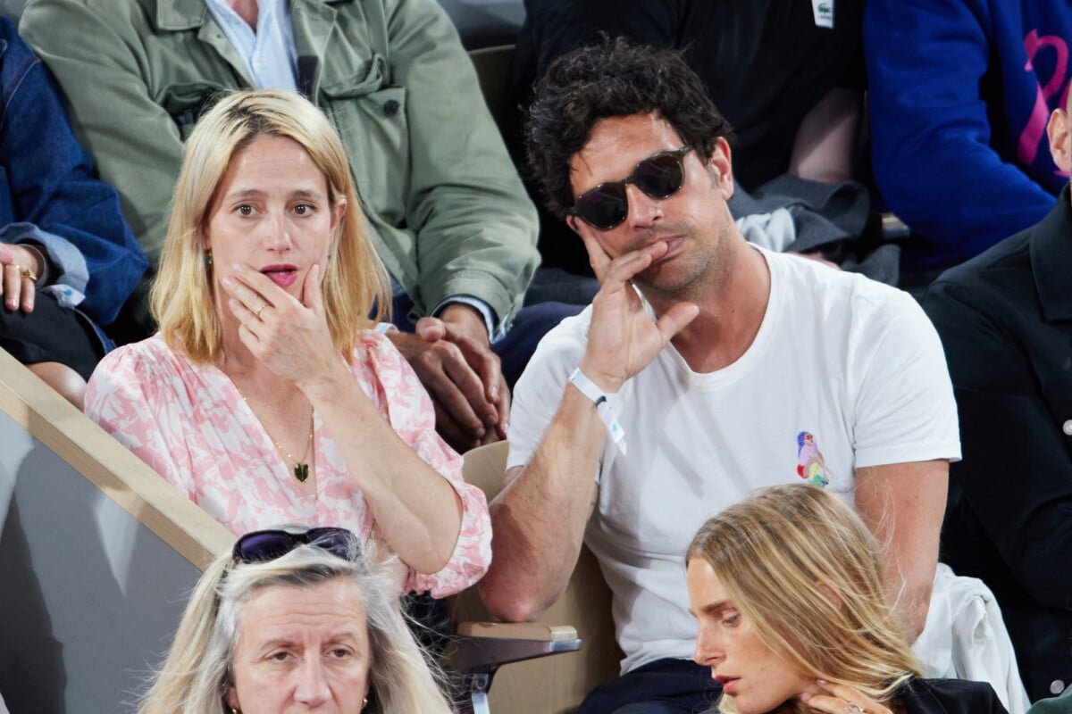 Photo : Marie Gillain et son compagnon Christophe Degli Esposti - Tribunes  des internationaux de France de tennis Roland Garros à Paris le 5 juin  2023. © Cyril Moreau / Bestimage - Purepeople