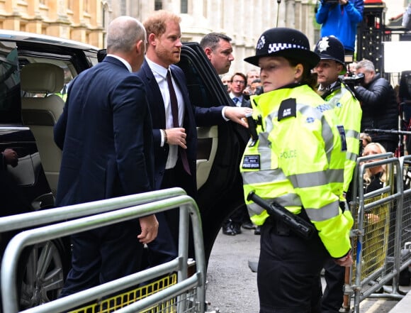 C'est la première apparition d'un membre de la famille royale à la barre en plus d'un siècle
Le prince Harry arrive devant la Haute Cour de Londres, le 6 juin 2023.