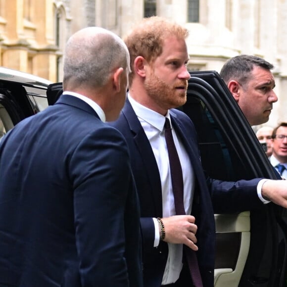C'est la première apparition d'un membre de la famille royale à la barre en plus d'un siècle
Le prince Harry arrive devant la Haute Cour de Londres, le 6 juin 2023.
