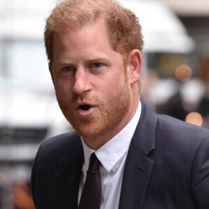 Voir le prince Harry sortir de ses gonds... voilà qui n'étonne plus grand monde.
Le prince Harry arrive devant la Haute Cour de Londres.