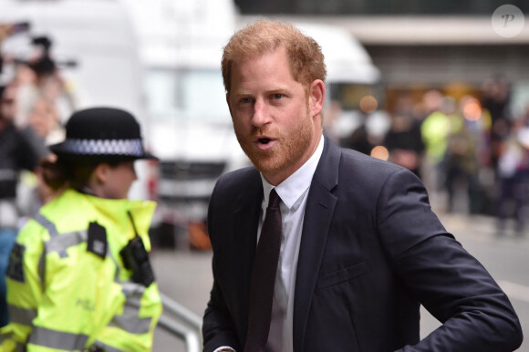 Voir le prince Harry sortir de ses gonds... voilà qui n'étonne plus grand monde.
Le prince Harry arrive devant la Haute Cour de Londres.