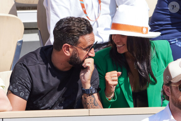 Cyril Hanouna et la joueuse de tennis française Lola Marandel, que l'on vient de lui présenter, en tribunes lors deuxième tour des Internationaux de France de tennis de Roland Garros 2023 opposant Stanislas (Stan) Wawrinka à Thanasi Kokkinakis, à Paris, France, le 31 mai 2023. Lola est une amie du joueur de tennis Suisse Stanislas (Stan) Wawrinka. © Jacovides-Moreau/Bestimage