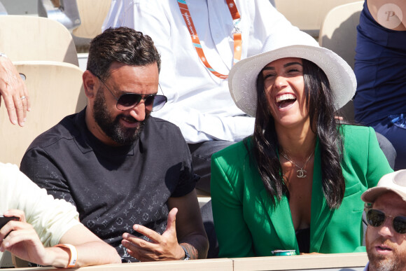 Cyril Hanouna et la joueuse de tennis française Lola Marandel, que l'on vient de lui présenter, en tribunes lors deuxième tour des Internationaux de France de tennis de Roland Garros 2023 opposant Stanislas (Stan) Wawrinka à Thanasi Kokkinakis, à Paris, France, le 31 mai 2023. Lola est une amie du joueur de tennis Suisse Stanislas (Stan) Wawrinka. © Jacovides-Moreau/Bestimage