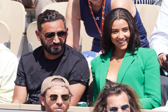 Cyril Hanouna et la joueuse de tennis française Lola Marandel, que l'on vient de lui présenter, en tribunes lors deuxième tour des Internationaux de France de tennis de Roland Garros 2023 opposant Stanislas (Stan) Wawrinka à Thanasi Kokkinakis, à Paris, France, le 31 mai 2023. Lola est une amie du joueur de tennis Suisse Stanislas (Stan) Wawrinka. © Jacovides-Moreau/Bestimage