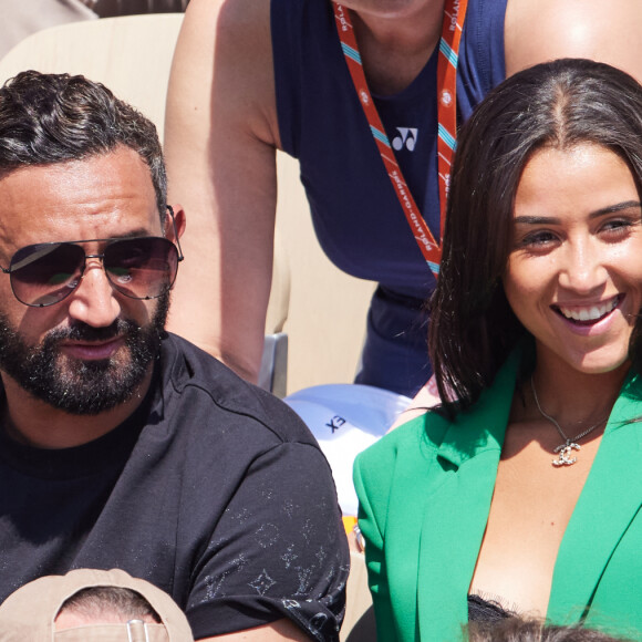 Cyril Hanouna et la joueuse de tennis française Lola Marandel, que l'on vient de lui présenter, en tribunes lors deuxième tour des Internationaux de France de tennis de Roland Garros 2023 opposant Stanislas (Stan) Wawrinka à Thanasi Kokkinakis, à Paris, France, le 31 mai 2023. Lola est une amie du joueur de tennis Suisse Stanislas (Stan) Wawrinka. © Jacovides-Moreau/Bestimage