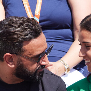 Cyril Hanouna et la joueuse de tennis française Lola Marandel, que l'on vient de lui présenter, en tribunes lors deuxième tour des Internationaux de France de tennis de Roland Garros 2023 opposant Stanislas (Stan) Wawrinka à Thanasi Kokkinakis, à Paris, France, le 31 mai 2023. Lola est une amie du joueur de tennis Suisse Stanislas (Stan) Wawrinka. © Jacovides-Moreau/Bestimage