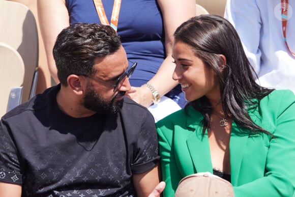 Cyril Hanouna et la joueuse de tennis française Lola Marandel, que l'on vient de lui présenter, en tribunes lors deuxième tour des Internationaux de France de tennis de Roland Garros 2023 opposant Stanislas (Stan) Wawrinka à Thanasi Kokkinakis, à Paris, France, le 31 mai 2023. Lola est une amie du joueur de tennis Suisse Stanislas (Stan) Wawrinka. © Jacovides-Moreau/Bestimage