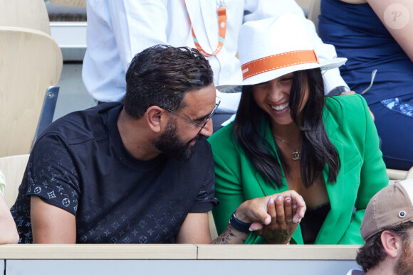 Cyril Hanouna et la joueuse de tennis française Lola Marandel, que l'on vient de lui présenter, en tribunes lors deuxième tour des Internationaux de France de tennis de Roland Garros 2023 opposant Stanislas (Stan) Wawrinka à Thanasi Kokkinakis, à Paris, France, le 31 mai 2023. Lola est une amie du joueur de tennis Suisse Stanislas (Stan) Wawrinka. © Jacovides-Moreau/Bestimage