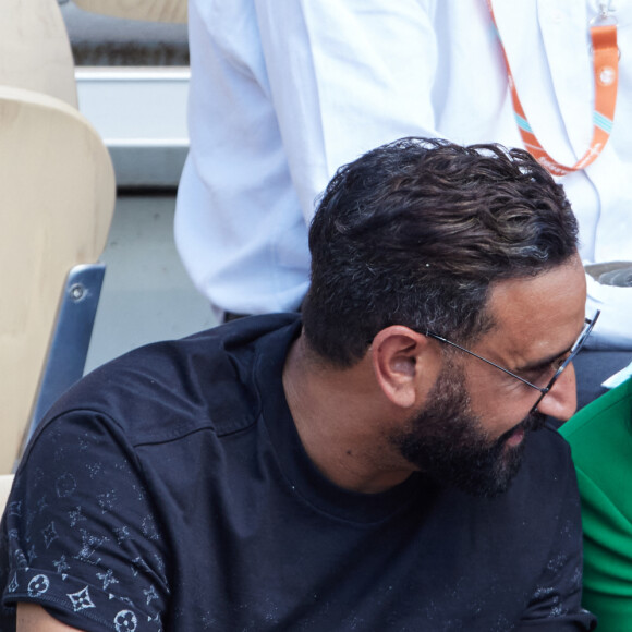 Cyril Hanouna et la joueuse de tennis française Lola Marandel, que l'on vient de lui présenter, en tribunes lors deuxième tour des Internationaux de France de tennis de Roland Garros 2023 opposant Stanislas (Stan) Wawrinka à Thanasi Kokkinakis, à Paris, France, le 31 mai 2023. Lola est une amie du joueur de tennis Suisse Stanislas (Stan) Wawrinka. © Jacovides-Moreau/Bestimage