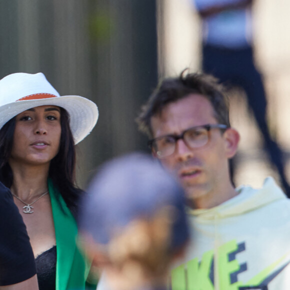 Cyril Hanouna et la joueuse de tennis française Lola Marandel, que l'on vient de lui présenter, avec Raymond Aabou (chroniqueur TPMP et livreur) lors des Internationaux de France de tennis de Roland Garros 2023 à Paris, France, le 31 mai 2023. © Jacovides-Moreau/Bestimage 
