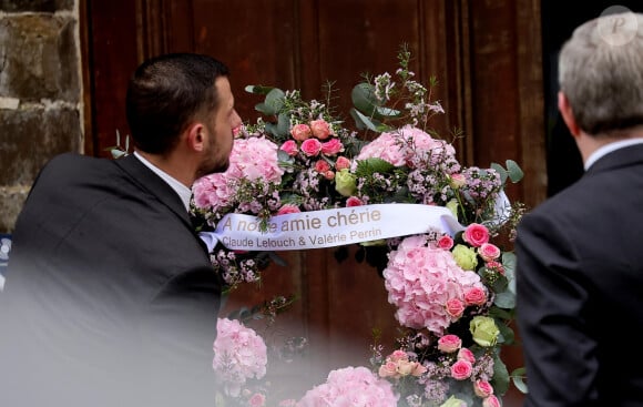 Couronne de fleurs de Claude Lelouch et Valérie Perrin - Obsèques de la baronne Myriam Ullens de Schooten, tuée par son beau-fils Nicolas, à l'église d'Ohain, dans l'entité de Lasne, Belgique, le 7 avril 2023.