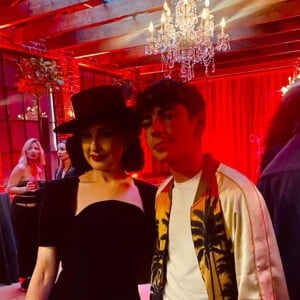 Invité à la soirée Louboutin World Event, le jeune chanteur s'est affiché avec la diva Dita Von Teese. 
Instagram : Léon Hesby