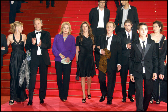 Chiara Mastroianni et Melvil Poupaud, avc Anne Consigny, Hippolyte Girardot, Catherine Deneuve, Arnaud Desplechin et Emmanuelle Devos au Festival de Cannes pour le film "Un conte de Noël", en 2008.