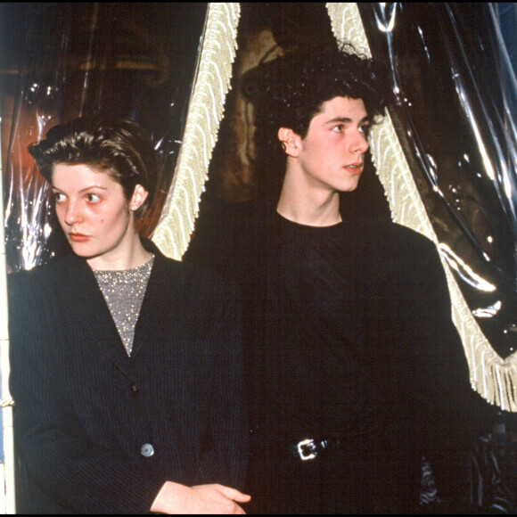 Chiara Mastroianni et Melvil Poupaud en soirée en 1992.