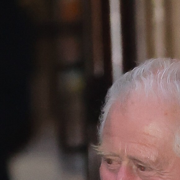 Dans sa ligne de mire ? Angela Kelly, qui a été l'habilleuse de la souveraine pendant trente ans.
Le roi Charles III d'Angleterre, à la sortie de l'église St James à Londres. Il a assisté à la nouvelle série de concerts du Wigmore Hall. Londres, le 6 juin 2023.