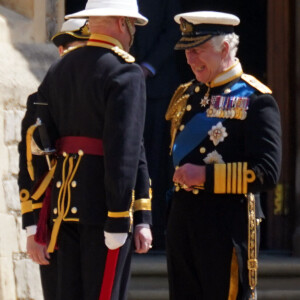 Le roi Charles III d'Angleterre, décore des membres de la Royal Navy avec l'Ordre victorien royal, dans le quadrilatère du château de Windsor, Royaume Uni, le 30 mai 2023, pour leur rôle dans le cortège funéraire de la reine Elizabeth II.