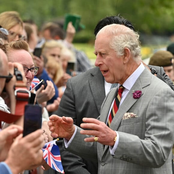 Le roi Charles III d'Angleterre et Camilla Parker Bowles, reine consort d'Angleterre, en visite au château d'Enniskillen, le 25 mai 2023, dans le cadre de leur voyage en Irlande.